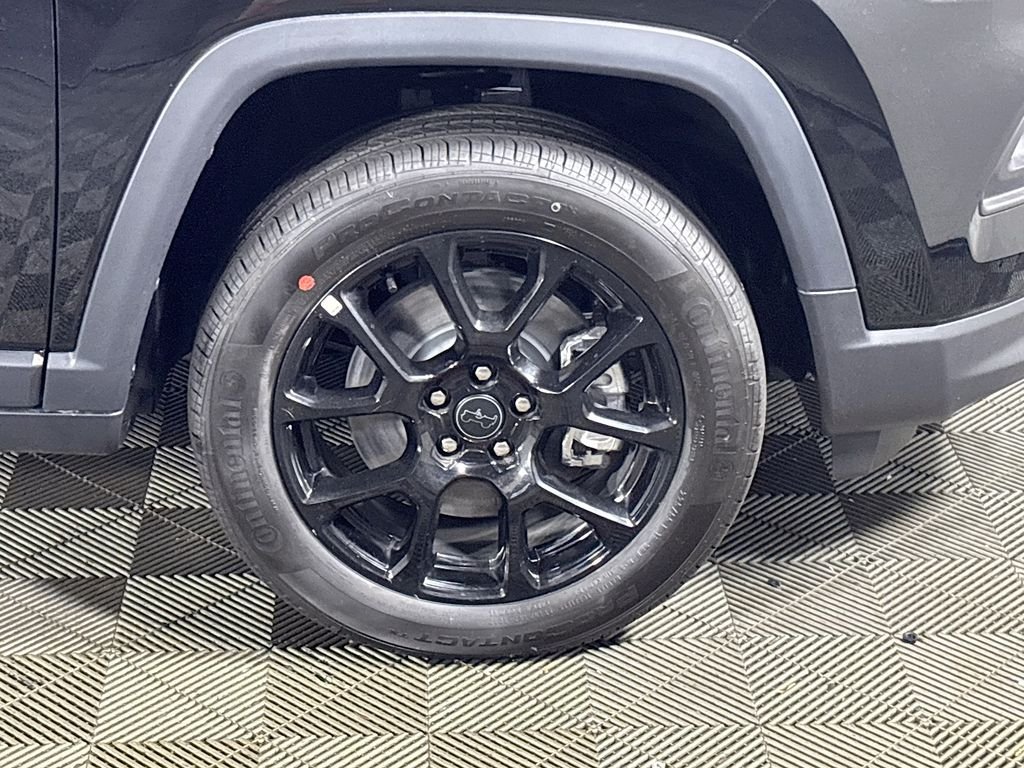 New 2026 Diamond Black Crystal Pearlcoat Jeep Latitude image 22