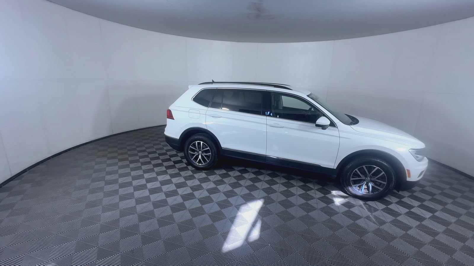 Used 2018 Pure White Volkswagen SEL image 9