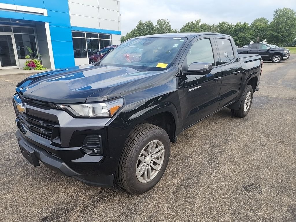 Used 2023 Black Chevrolet LT image 3