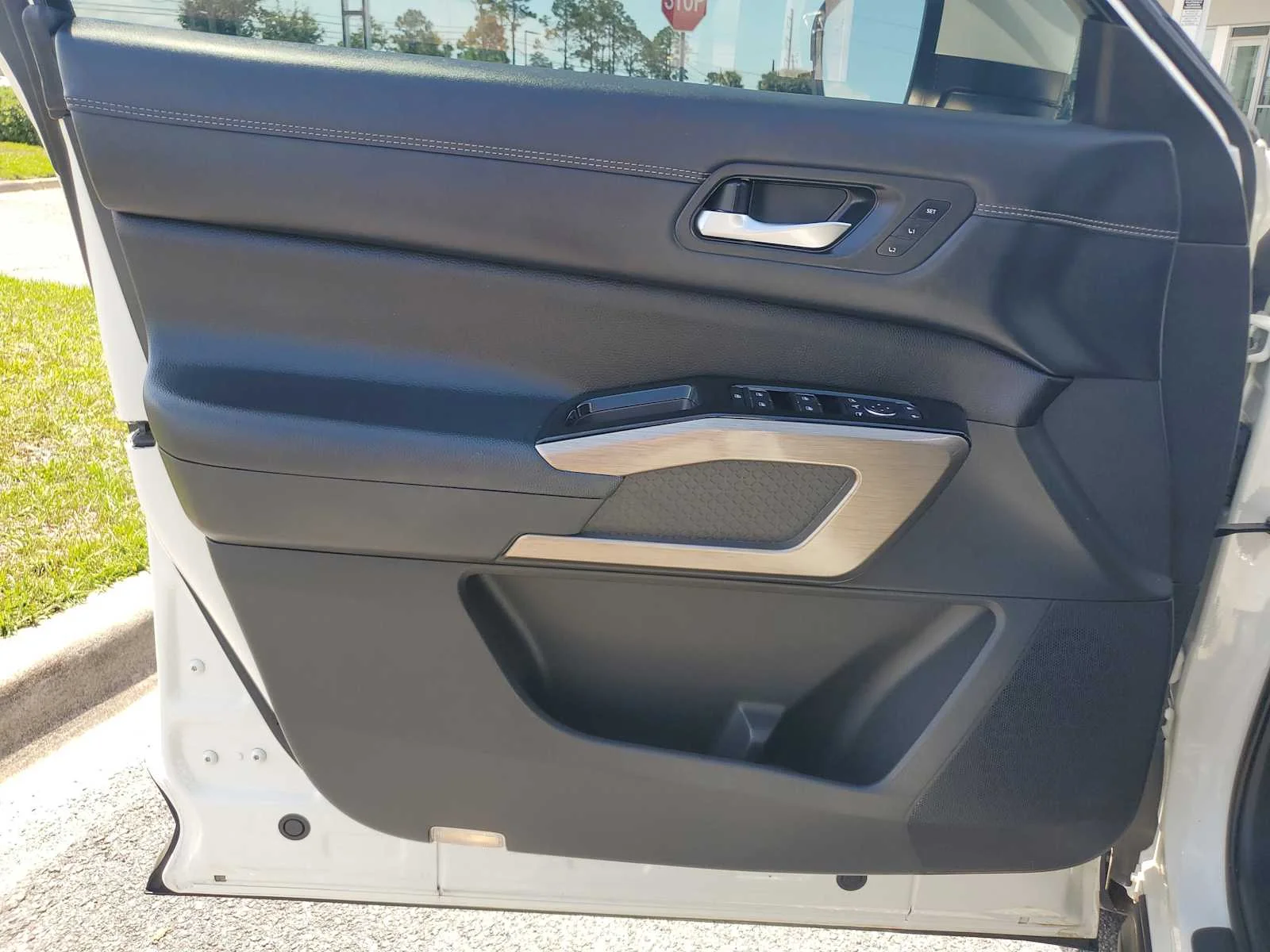 Used 2022  Nissan Platinum image 16
