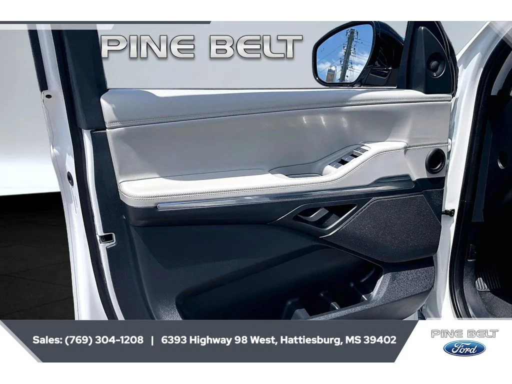 Used 2025 Pristine White Metallic Tri-Coat Lincoln Reserve image 17