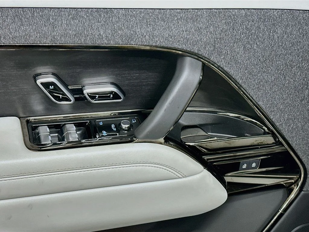 Used 2024 Fuji White Land Rover SE image 19