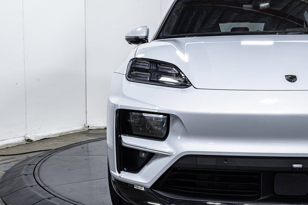 2025 Porsche Macan Turbo Electric - Photo 12