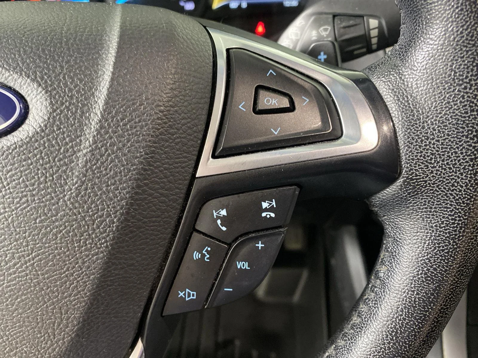 Used 2020  Ford SEL image 16