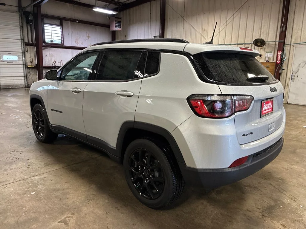 New 2025 Silver Zynith Metallic Clear-Coat Exterior Paint Jeep Latitude image 3