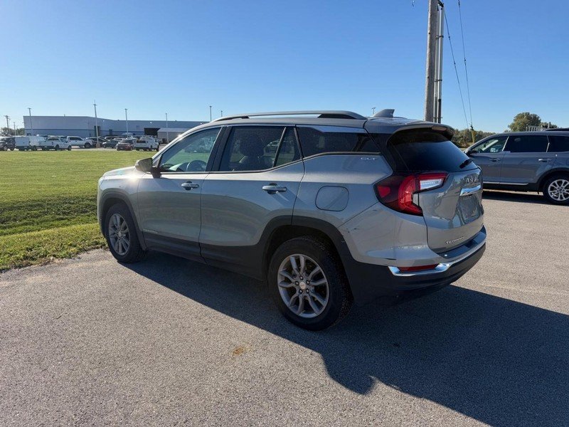 Used 2024 Sterling Metallic GMC AWD 4dr SLT image 4