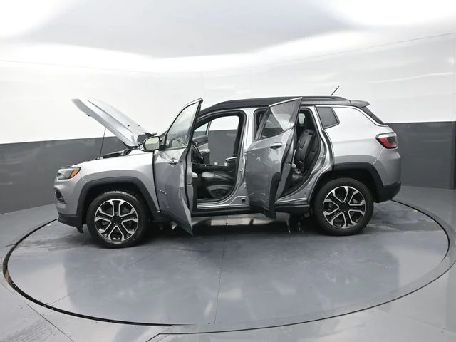 Used 2024  Jeep Limited image 41