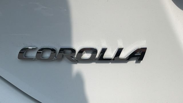 Used 2018 White Toyota SE image 13