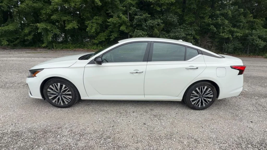 Used 2025 White Nissan 2.5 SV image 5