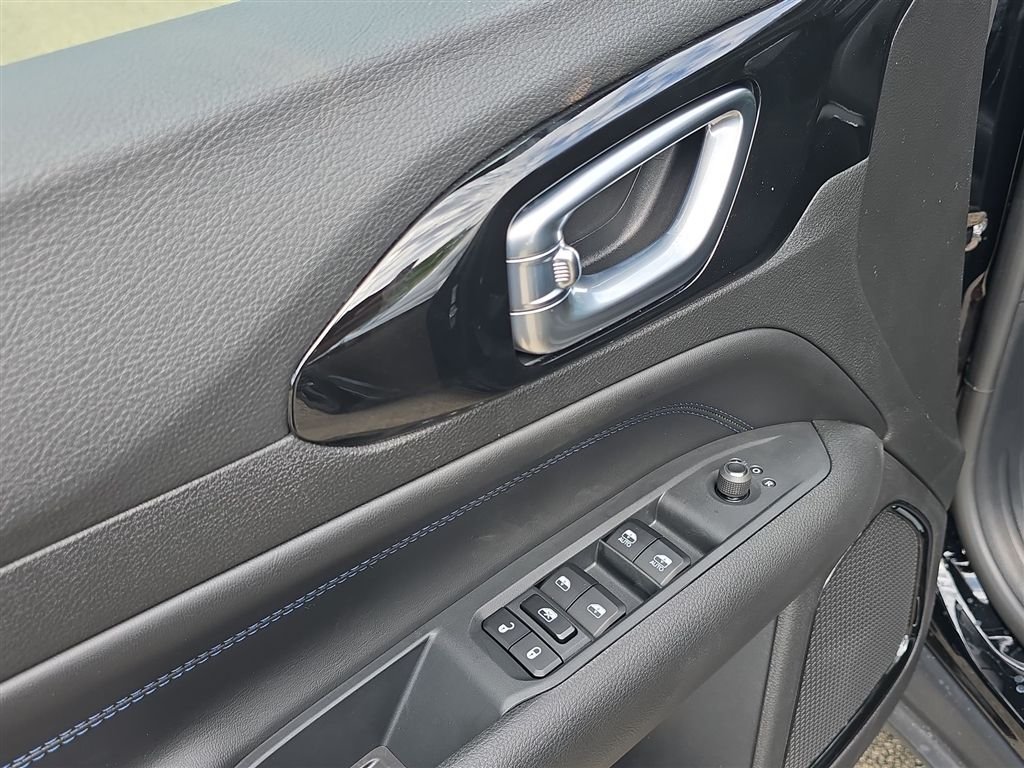 New 2026 Diamond Black Crystal Pearl-Coat Exterior Paint Jeep Altitude image 19