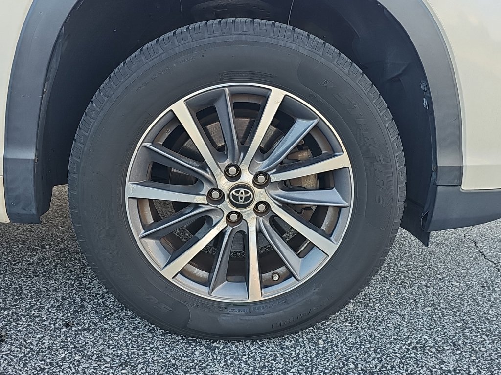 Used 2017 White Toyota XLE image 12