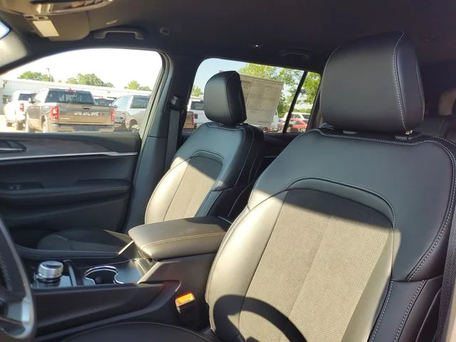 New 2026 Velvet Red Pearl-Coat Exterior Paint Jeep Altitude image 14