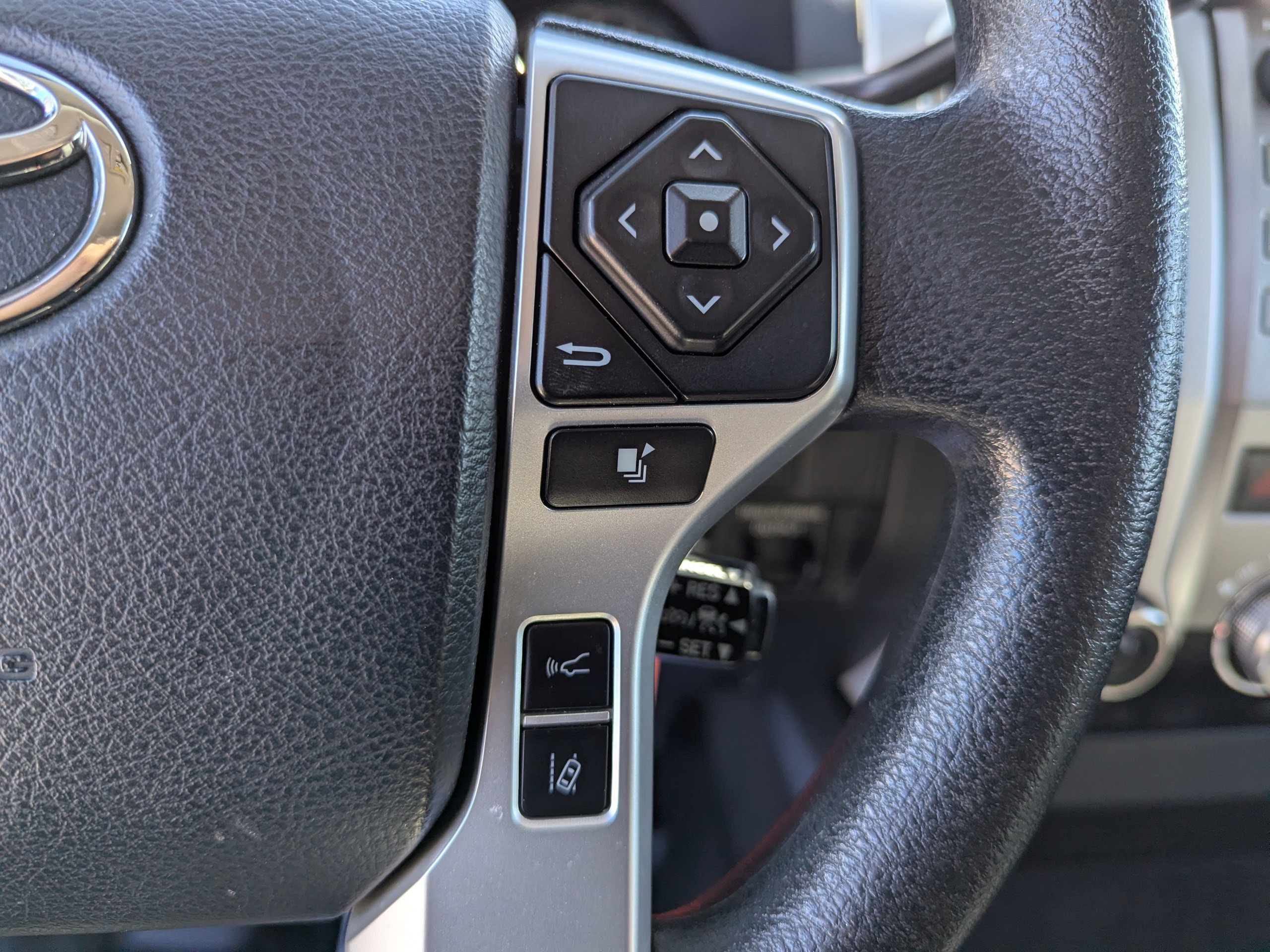 Used 2018 White Toyota SR5 image 17
