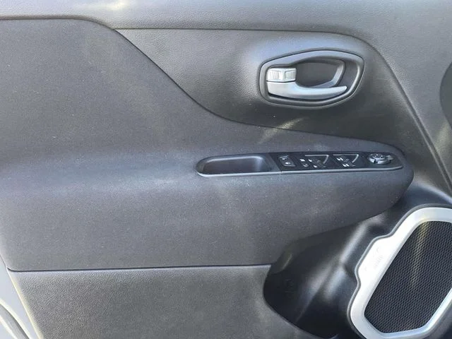 Used 2020 Gray Clearcoat Jeep Latitude image 14