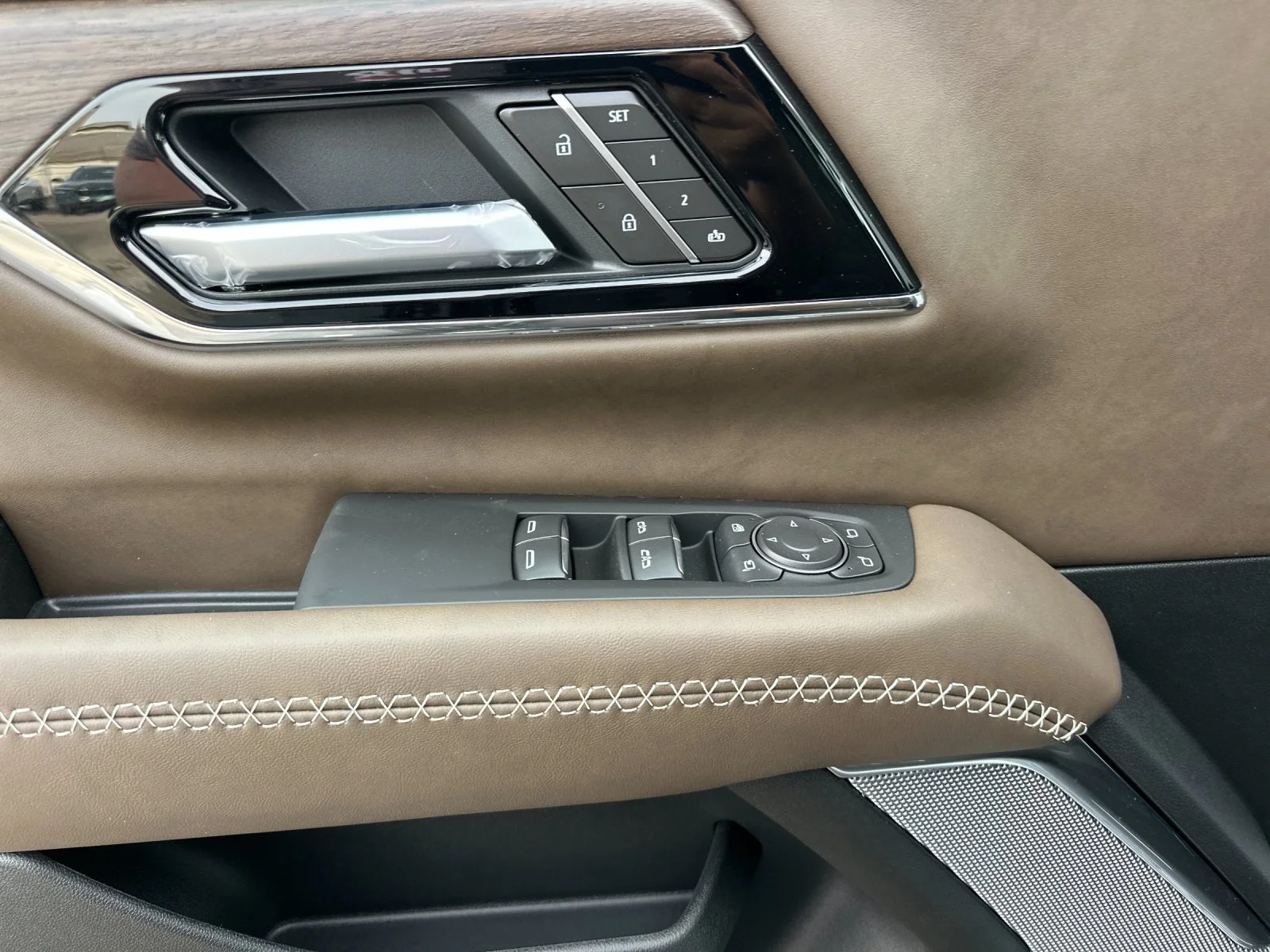 New 2027 Glacier White Tricoat GMC Denali Ultimate image 10