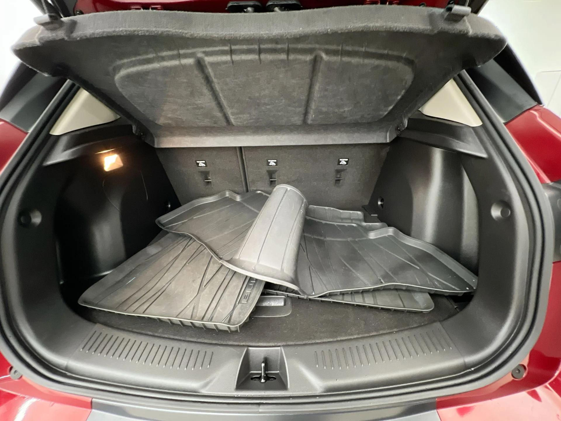 Used 2023 Red Buick Essence image 37