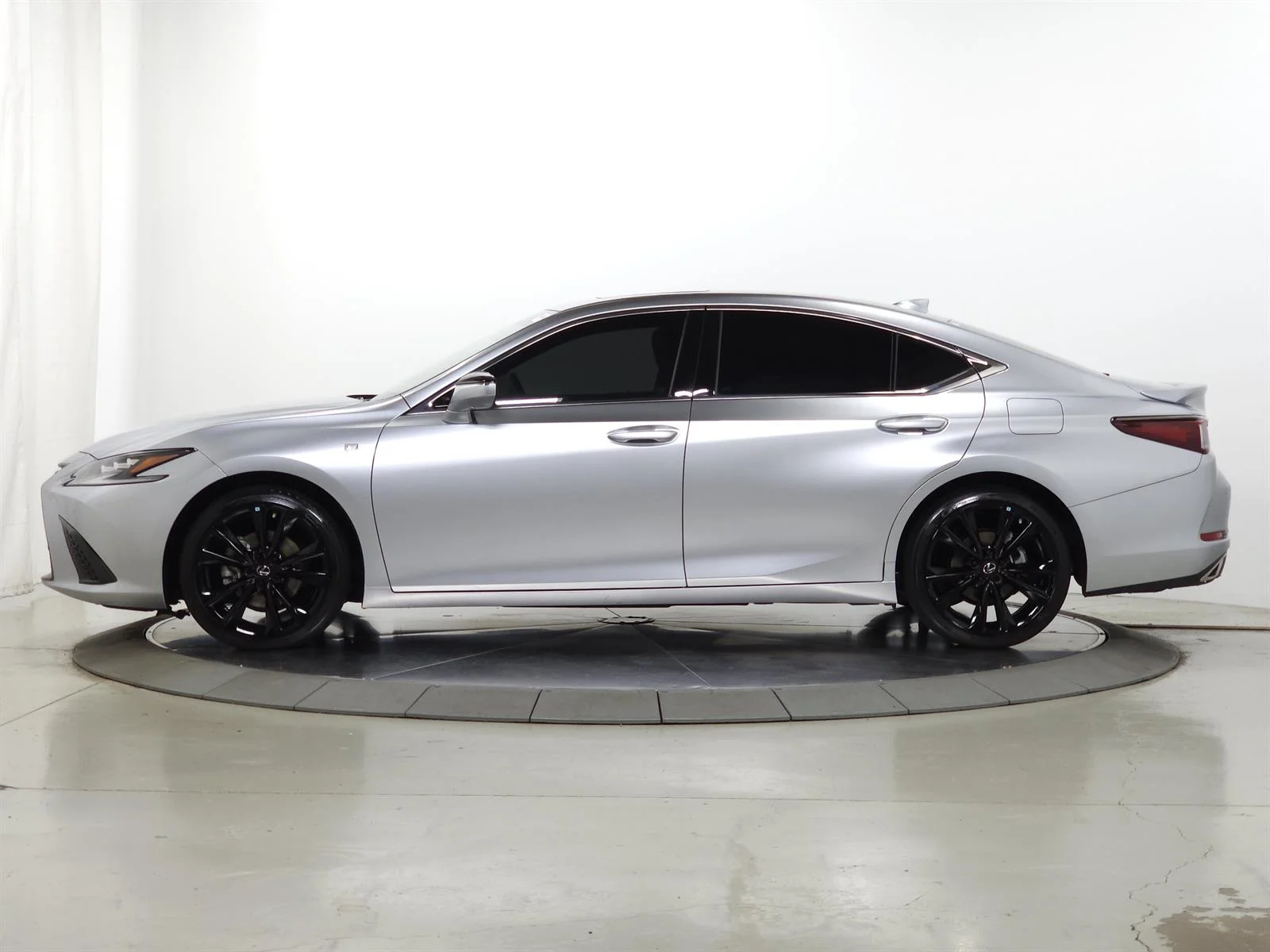Certified Used 2023 Iridium 1l2 Lexus F SPORT Handling image 4