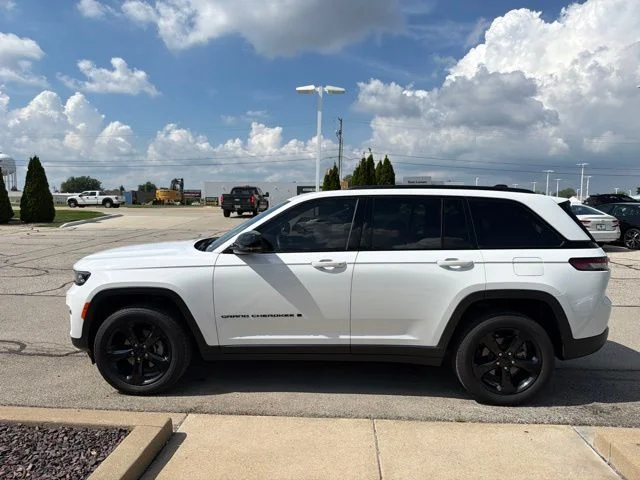 Used 2022 White Jeep Altitude image 7
