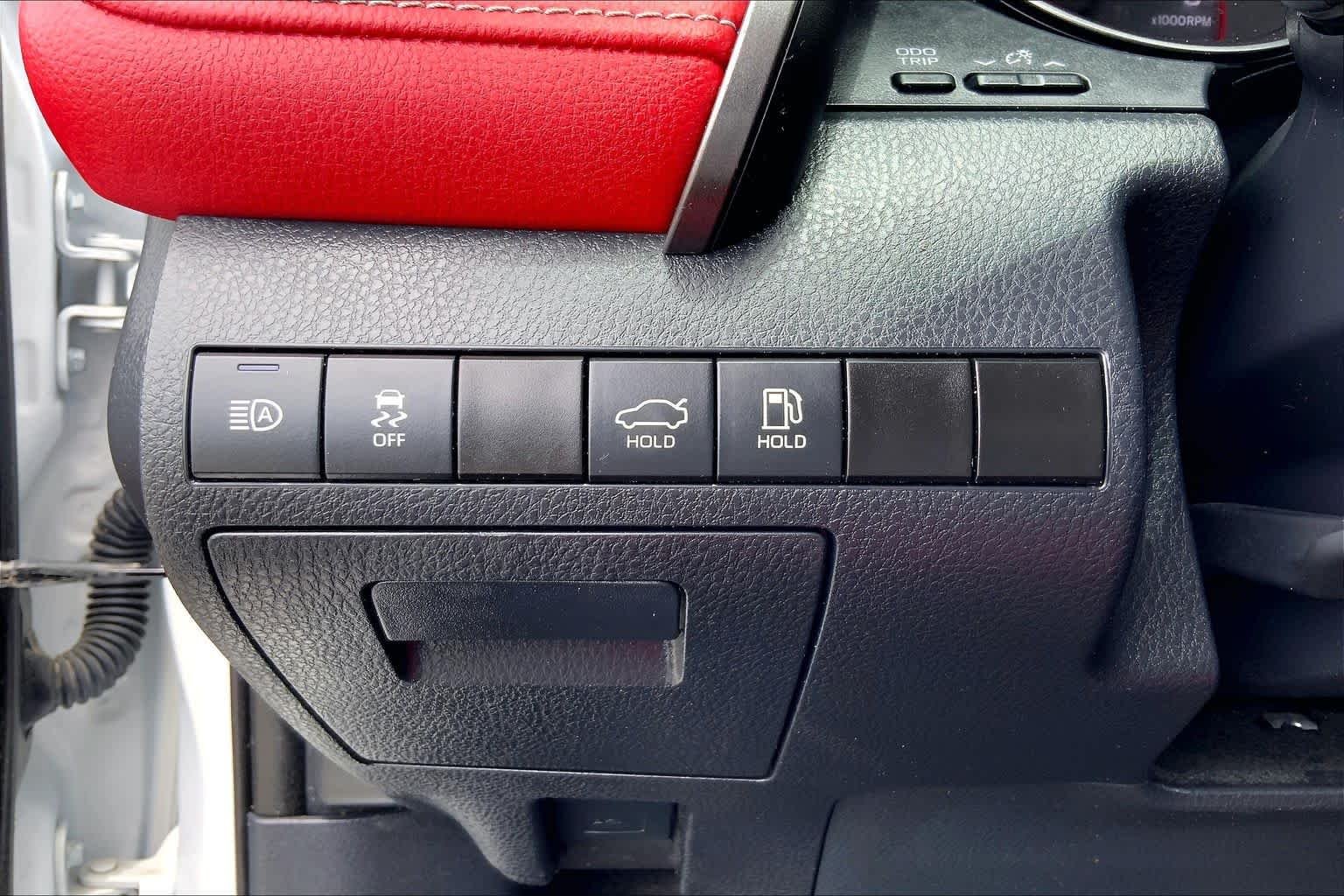Used 2024 Wind Chill Pearl Toyota XSE image 33