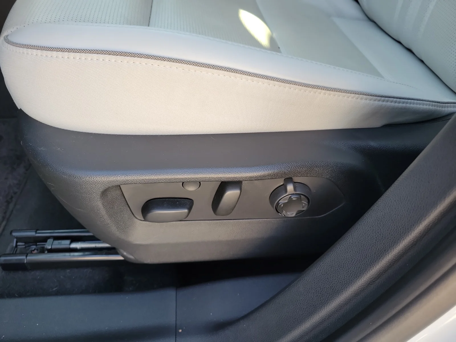Used 2025 White Buick Avenir AWD image 13