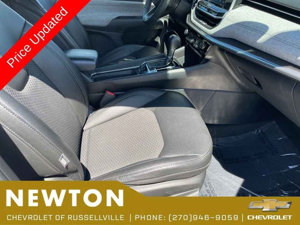 Used 2025 Bright White Clearcoat Jeep Latitude image 27