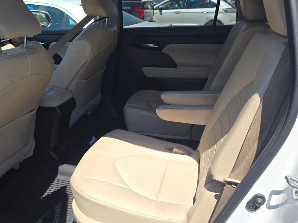Used 2021 White Toyota XLE image 10