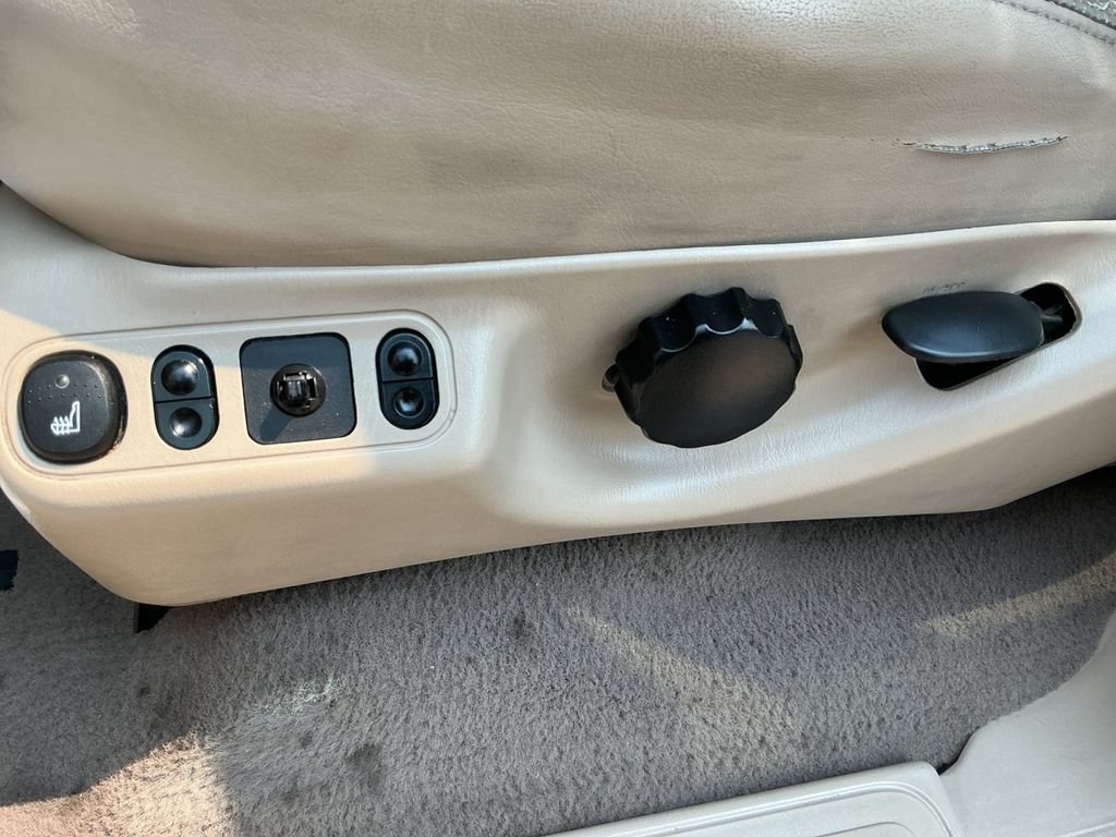 Used 2000 White Ford Eddie Bauer image 19