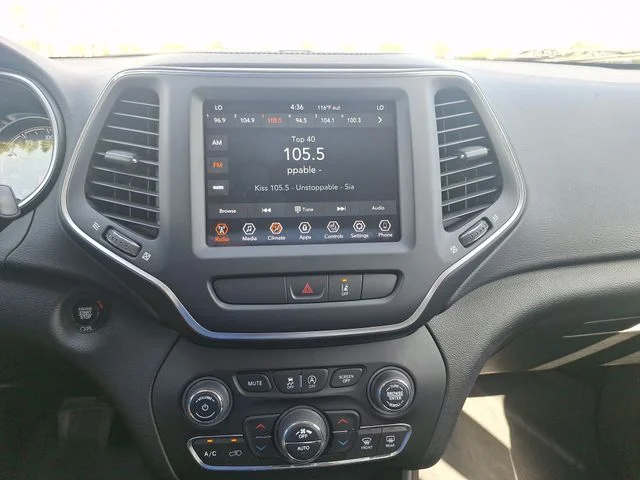 Used 2022 White Jeep Latitude Lux image 12