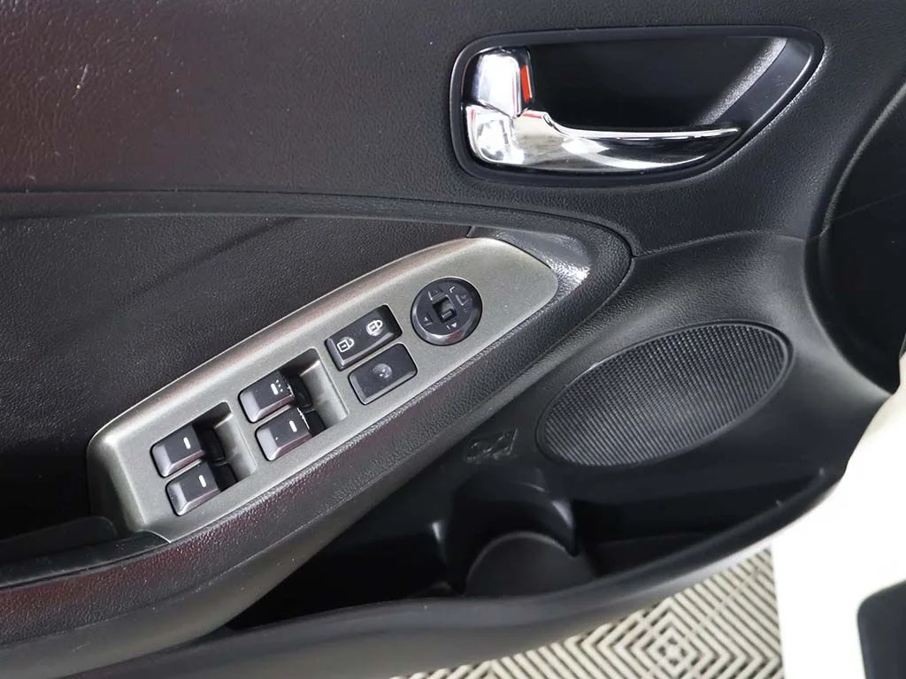 Used 2016 White Kia LX image 26