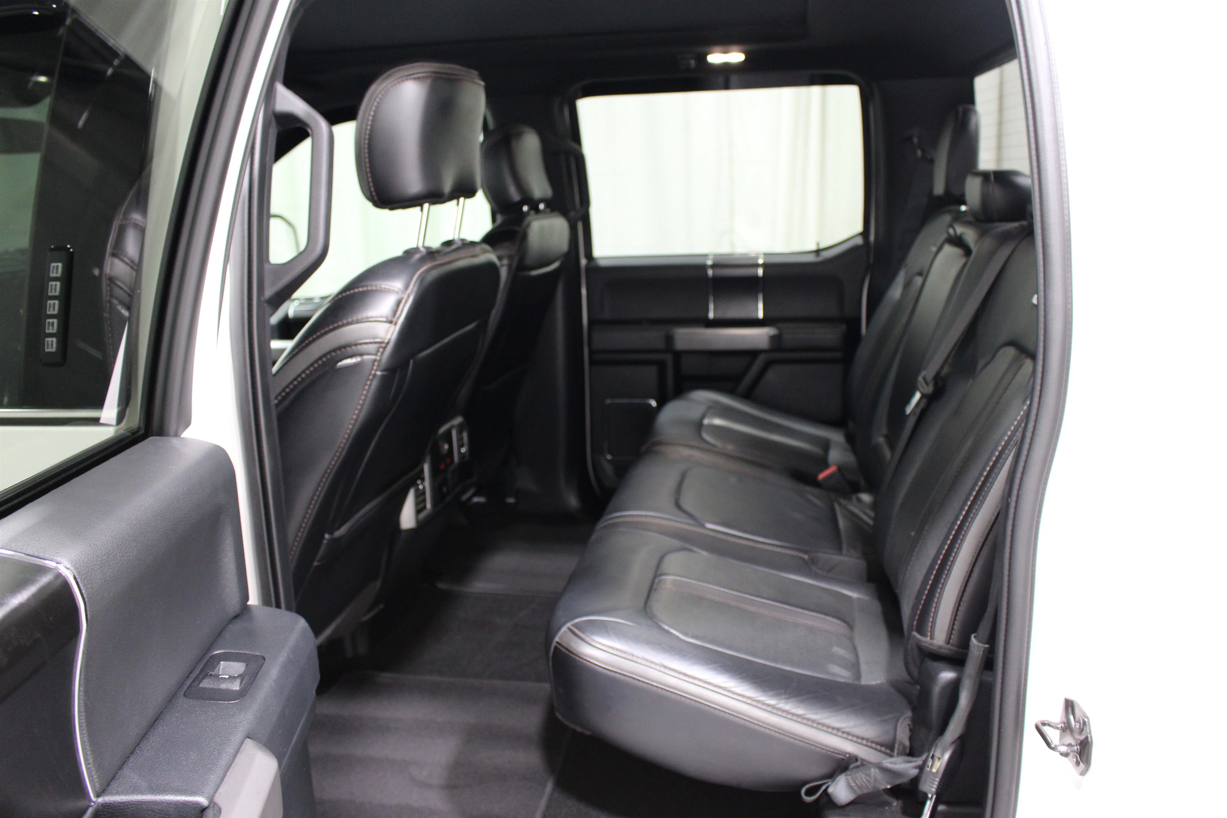 Used 2019 White Platinum Metallic Tri-Coat Ford Platinum image 19