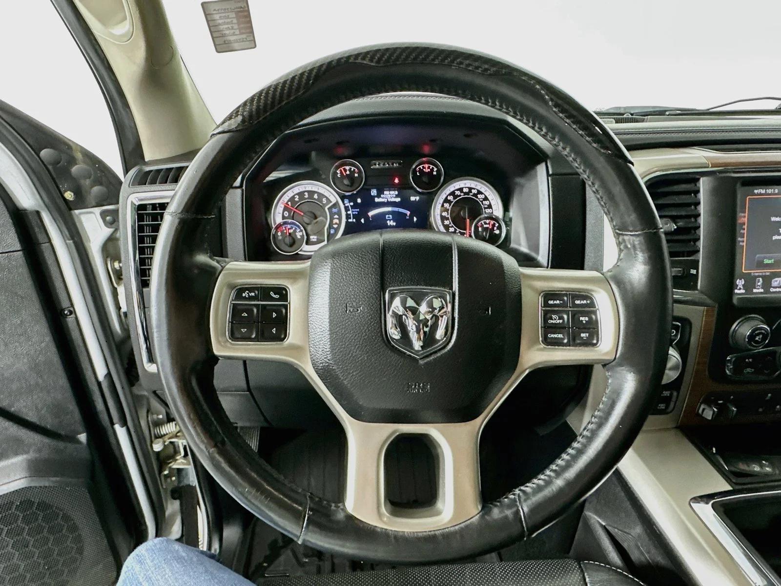 Used 2015  Ram Laramie image 12
