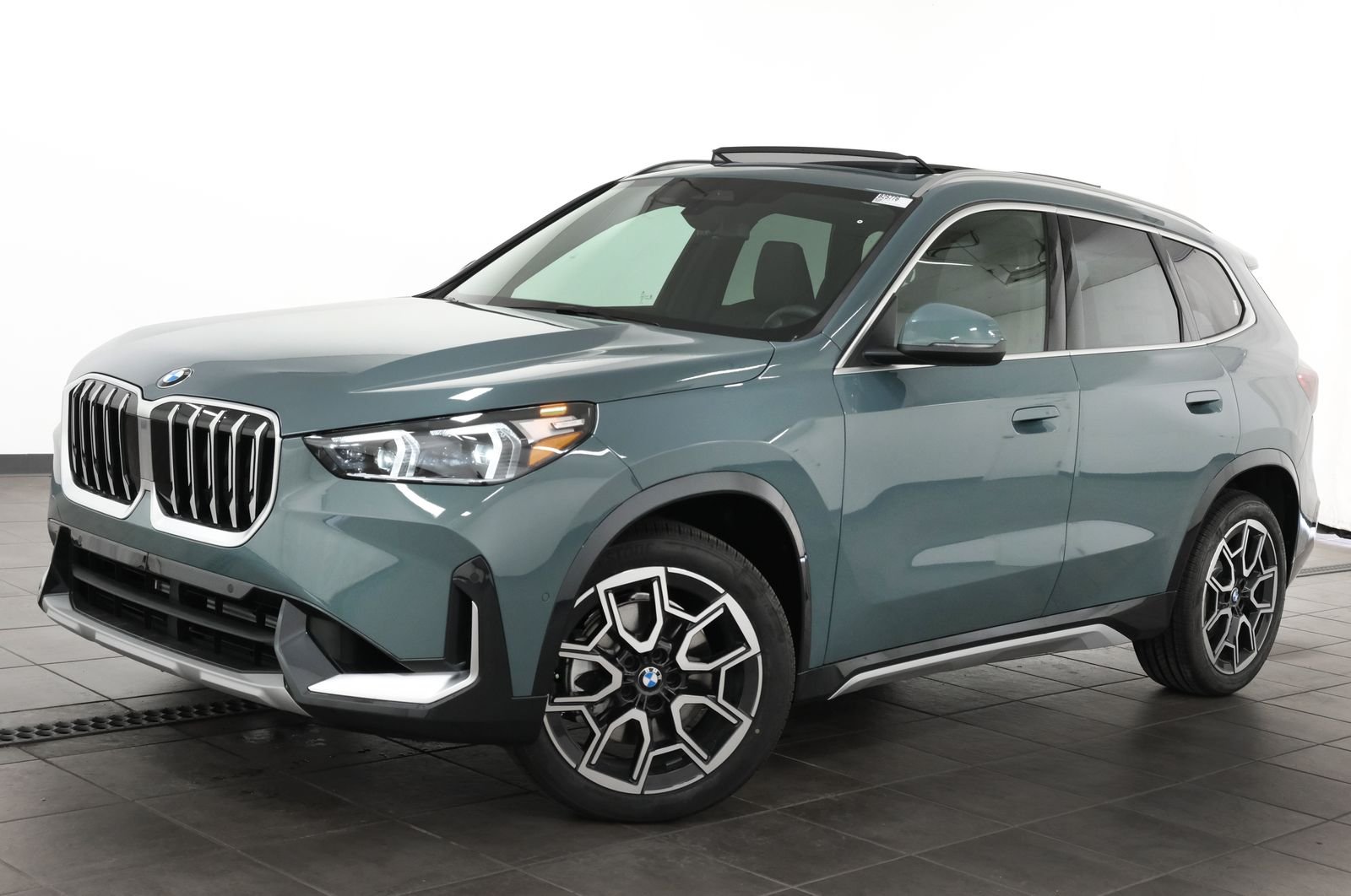 New 2027 Cape York Green Metallic BMW xDrive28i image 1