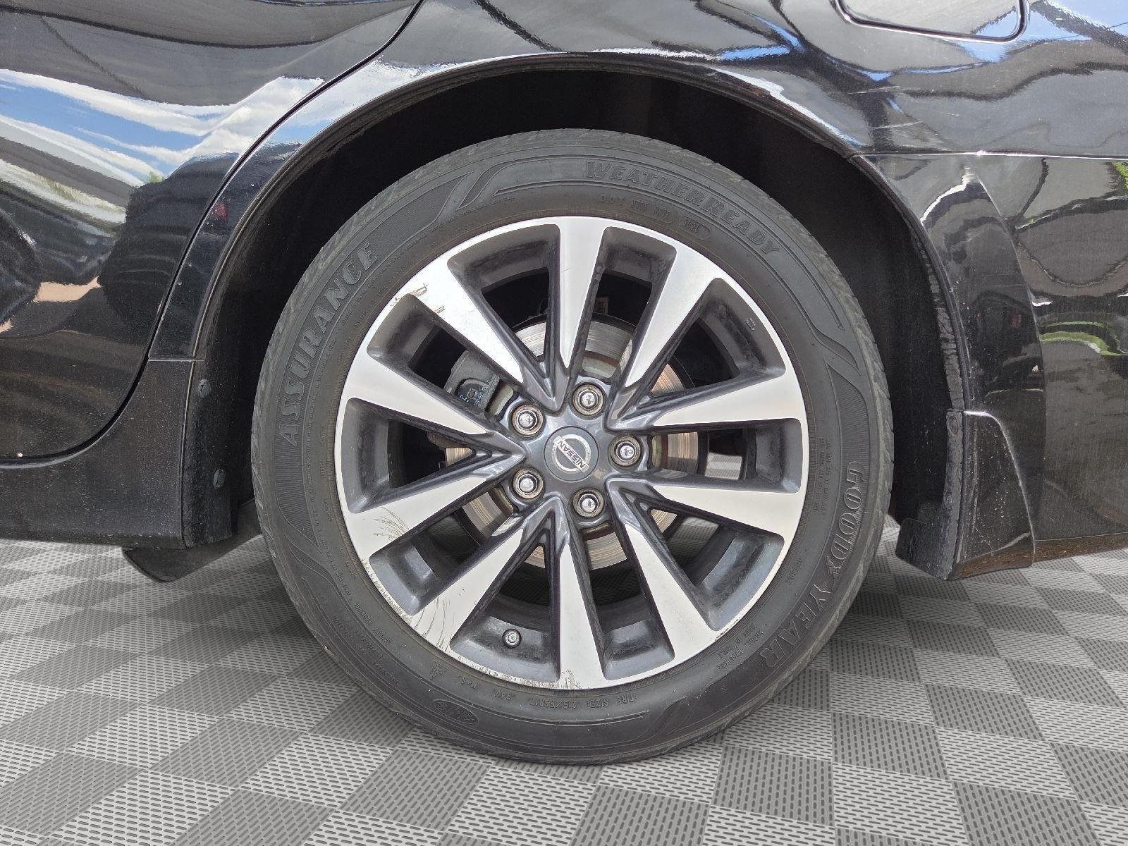 Used 2017 Super Black Nissan 2.5 SV image 18