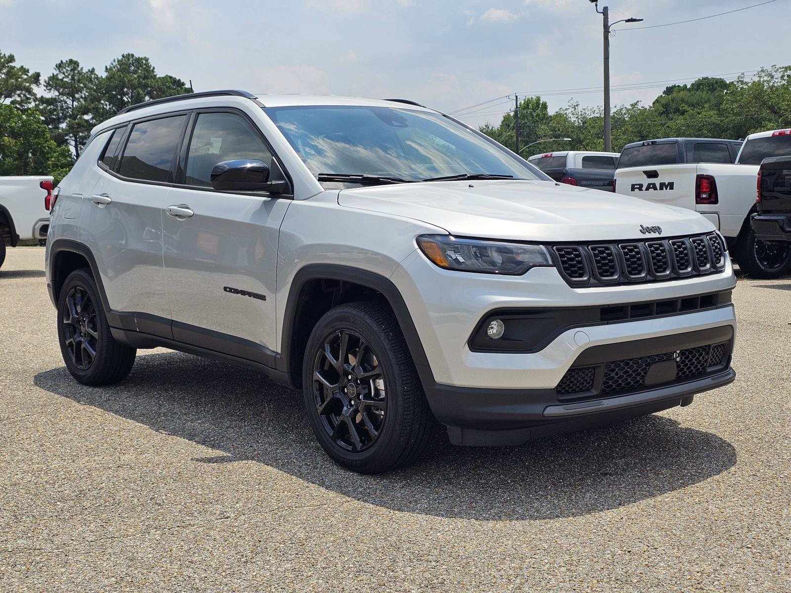 New 2026 Silver Zynith Metallic Clearcoat Jeep Latitude Altitude image 5