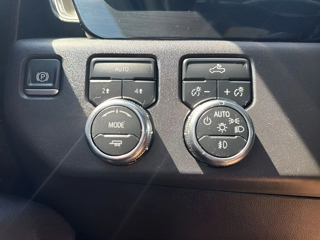 Used 2025 White GMC Elevation image 23