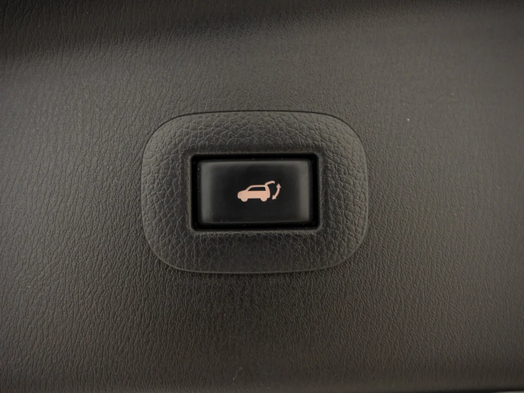 Used 2020 Brilliant Silver Metallic Nissan SL image 20