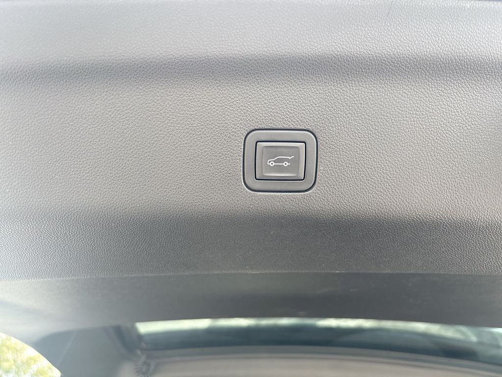 Used 2024 Silver Cadillac Sport Platinum image 24
