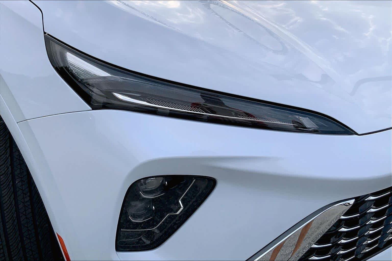 Used 2026 Iridescent White Tricoat Buick Avenir image 24
