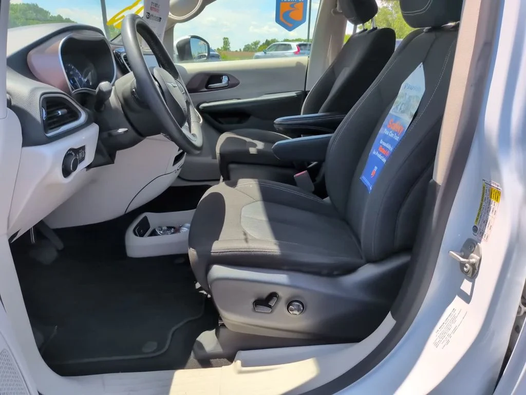 Used 2023 White Chrysler LX image 12