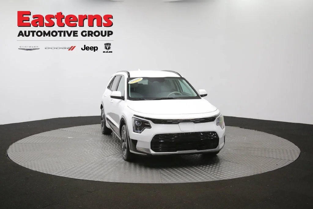 Used 2023 White Kia Wind image 46