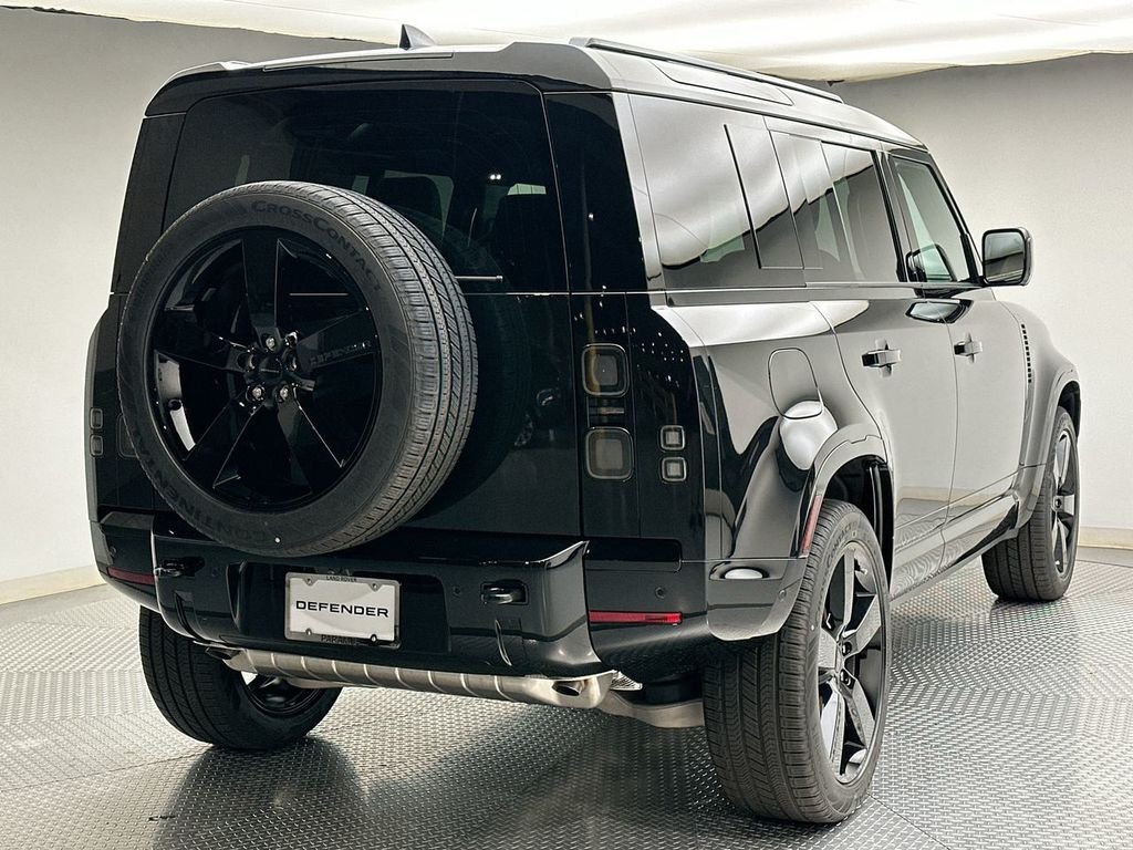 New 2026 Santorini Black Land Rover X-Dynamic SE image 3