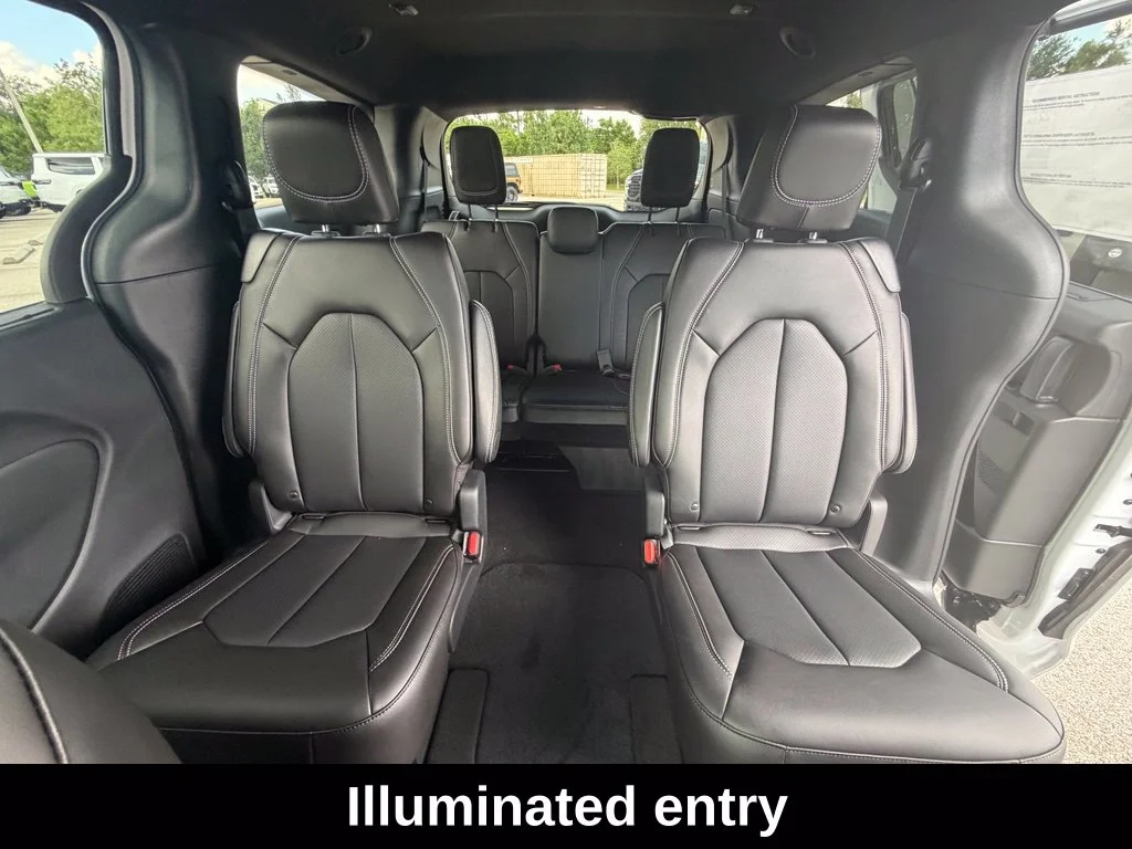 New 2027 Bright White Clear-Coat Paint Chrysler Select image 26