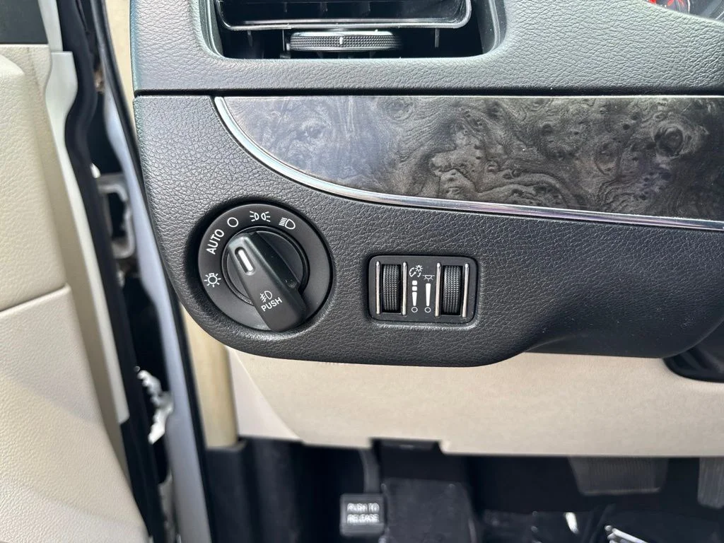 Used 2014 White Chrysler Touring image 13