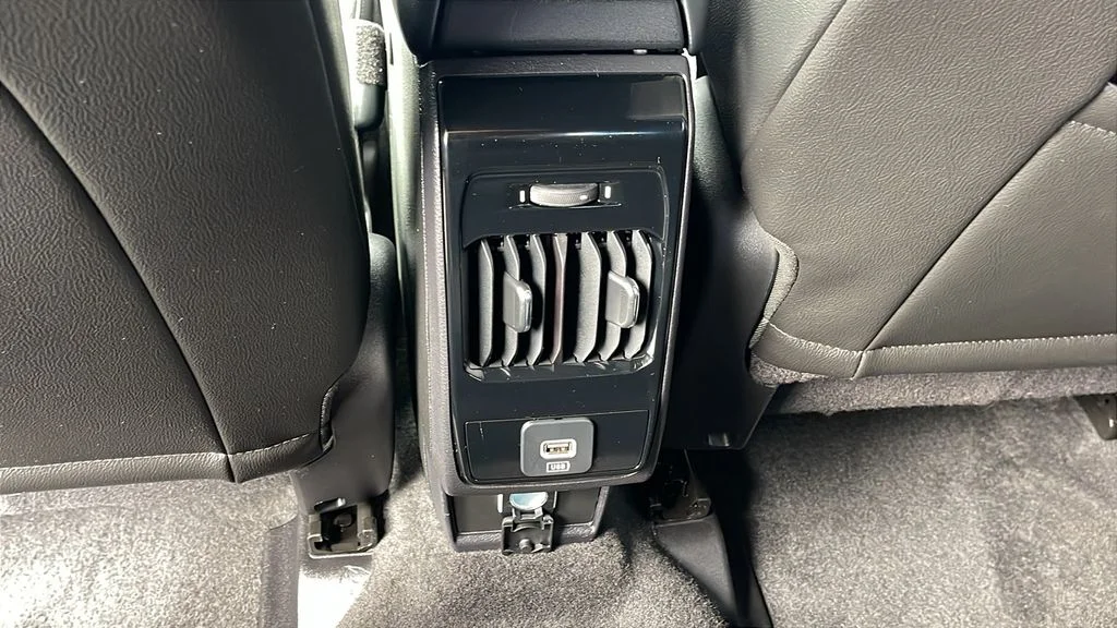 Used 2026 White Jeep Latitude image 17