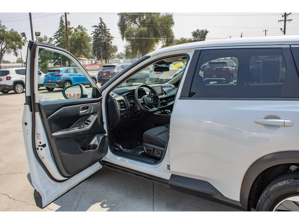 Used 2024 Everest White Pearl Nissan SV image 24