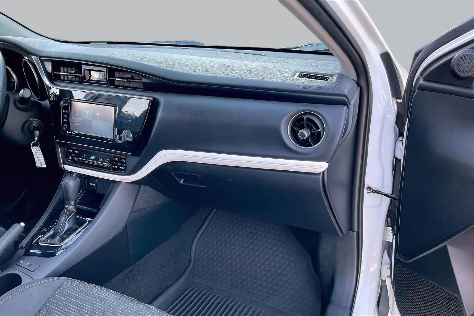 Used 2018 Blizzard Pearl Toyota  image 17