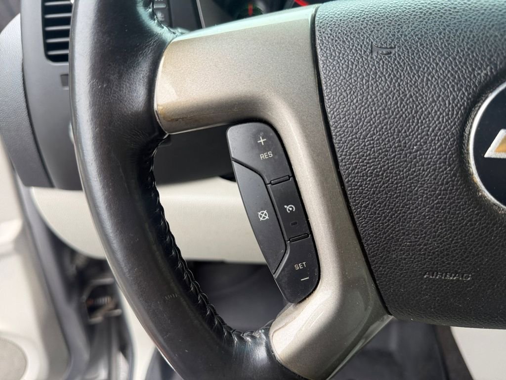 Used 2009 Gray Chevrolet 2HY image 32