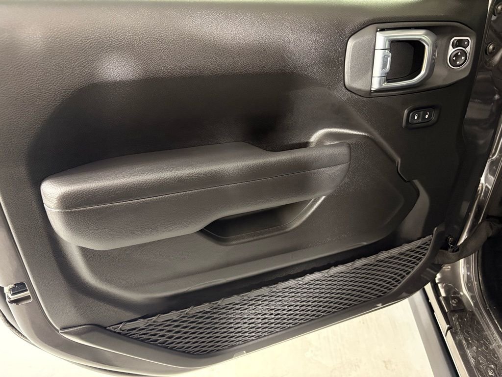 New 2026 Granite Crystal Metallic Clearcoat Jeep Mojave image 13