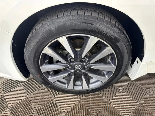 Used 2016 White Nissan 2.5 SL image 26