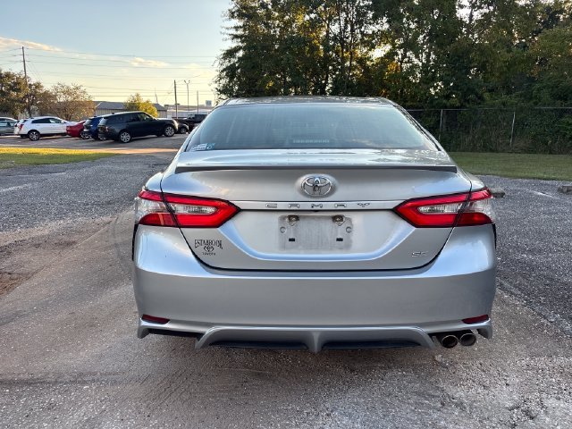 Used 2018 Silver Toyota SE image 9